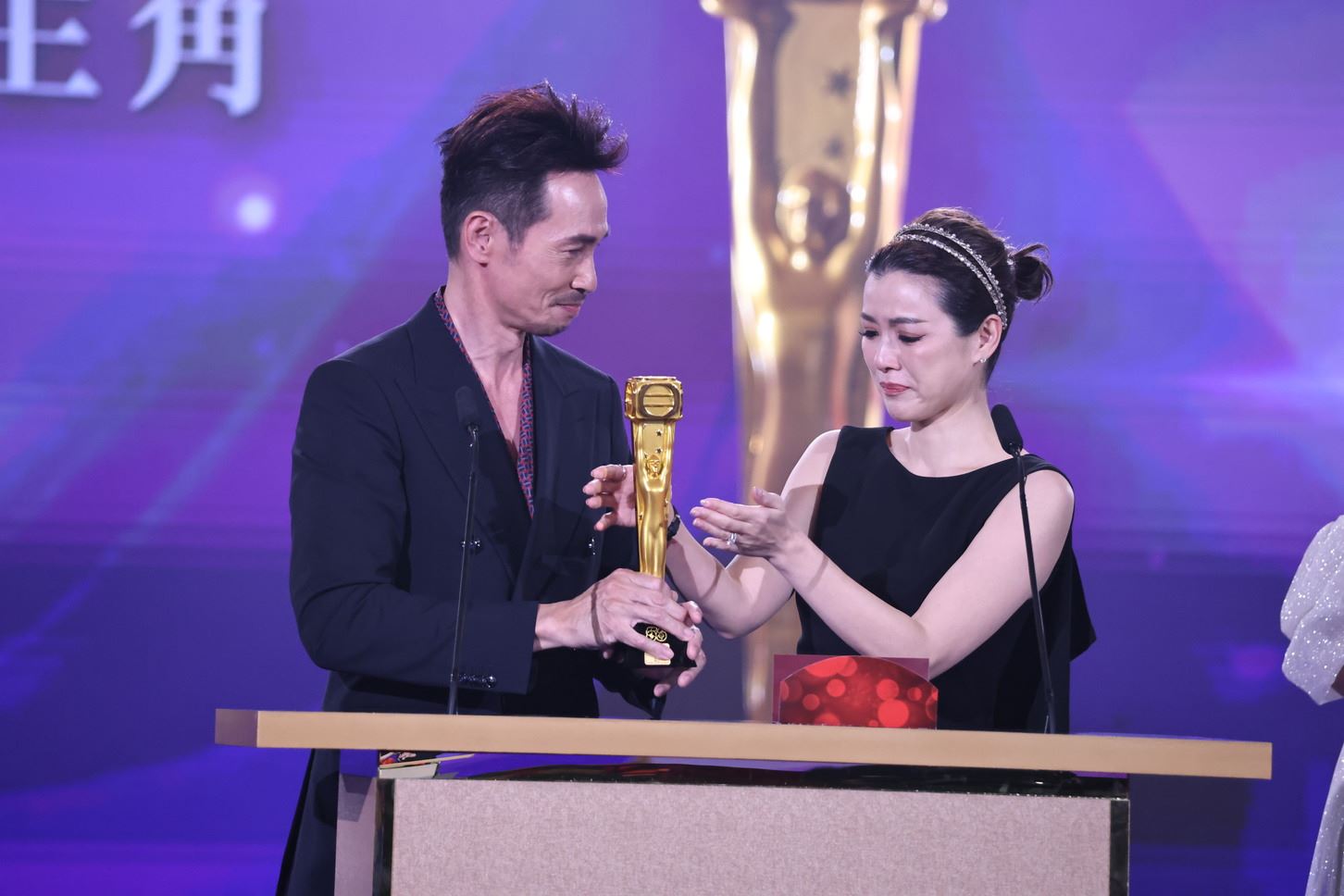 《万千星辉颁奖典礼2023》陈豪及佘诗曼大热姿态荣膺视帝视后宝座❗《新闻女王》囊括8大奖项🔥