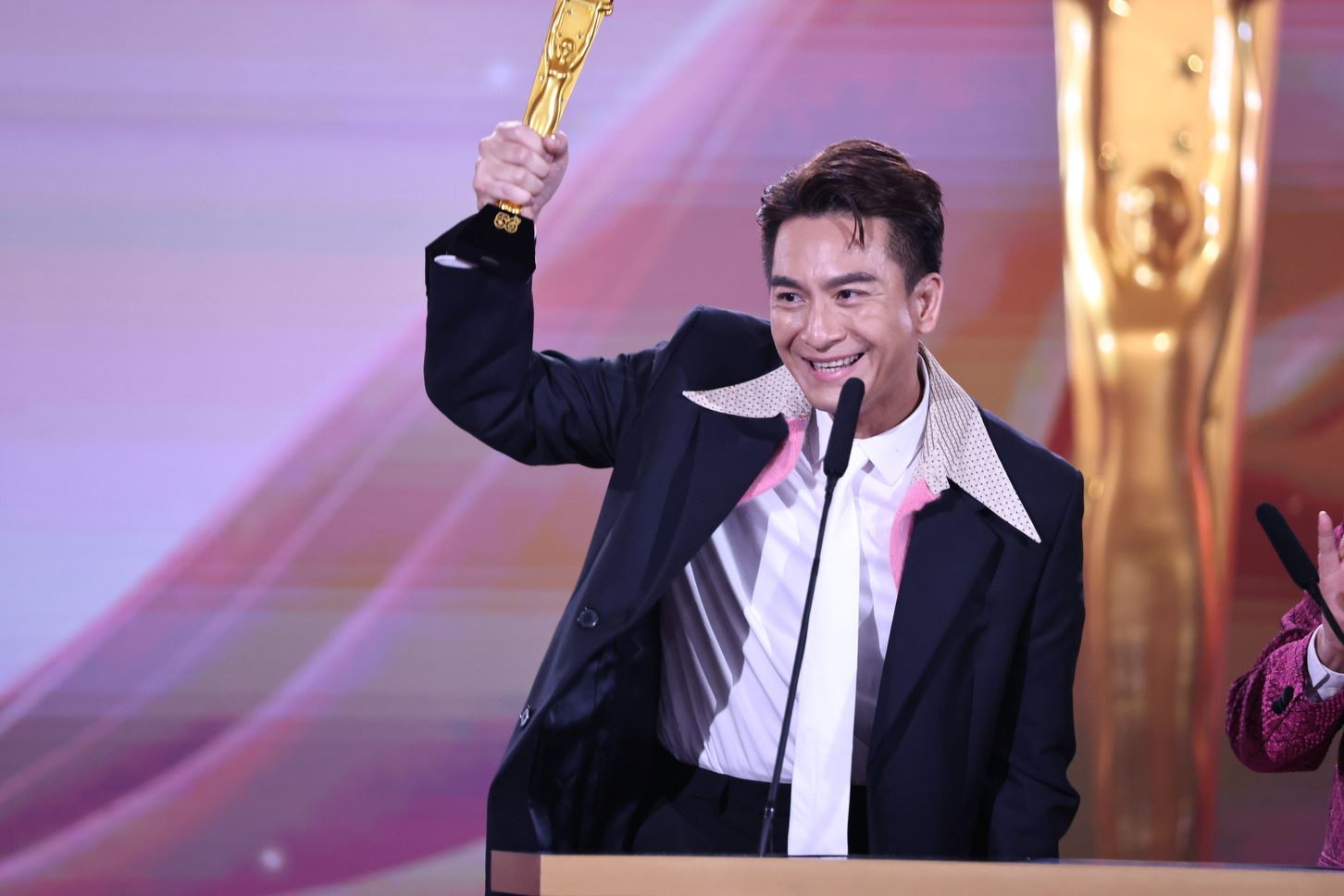 《万千星辉颁奖典礼2023》陈豪及佘诗曼大热姿态荣膺视帝视后宝座❗《新闻女王》囊括8大奖项🔥