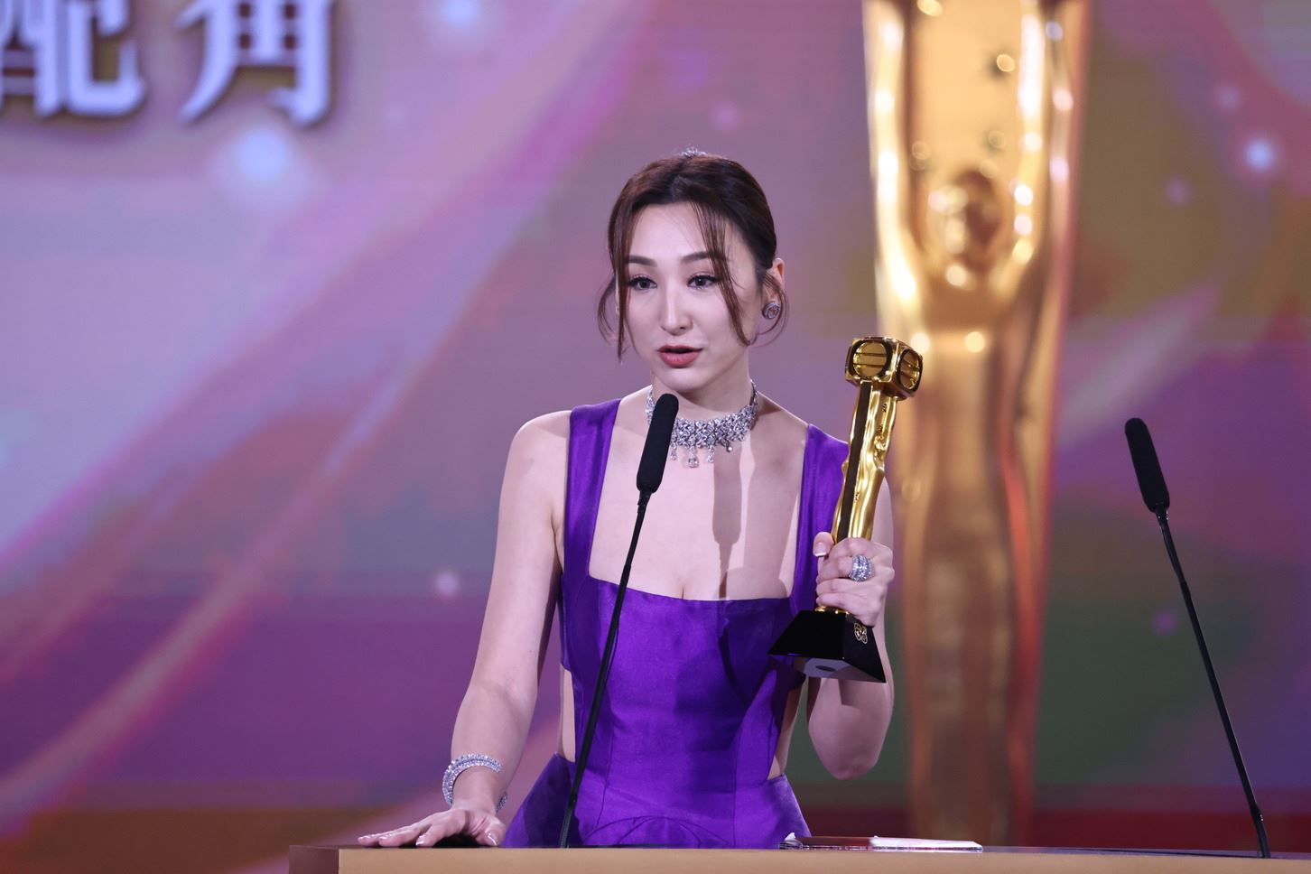 《万千星辉颁奖典礼2023》陈豪及佘诗曼大热姿态荣膺视帝视后宝座❗《新闻女王》囊括8大奖项🔥