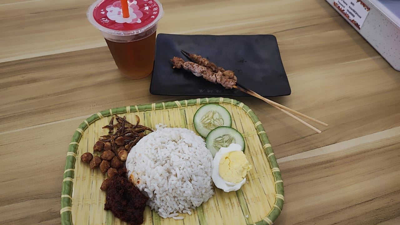 man shares restaurant owner refusing to take his money, serving free food for those struggling financially