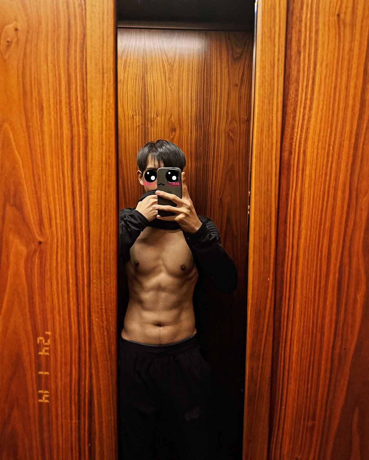 李现掀衣秀超狂腹肌❗深夜大放粉丝福利😍