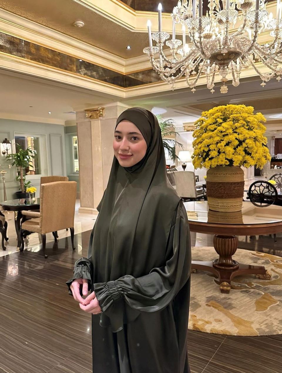 ameera khan dan ibu berdoa di mekah, netizen tegur jangan berbual masa azan