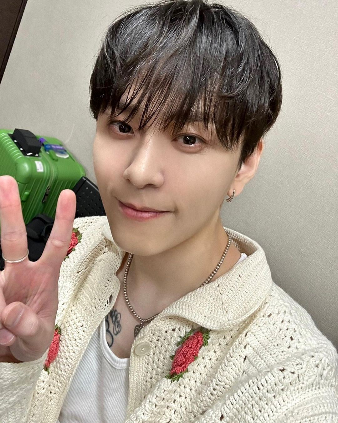 泫雅晒牵手照高调官宣！男方是韩团成员！