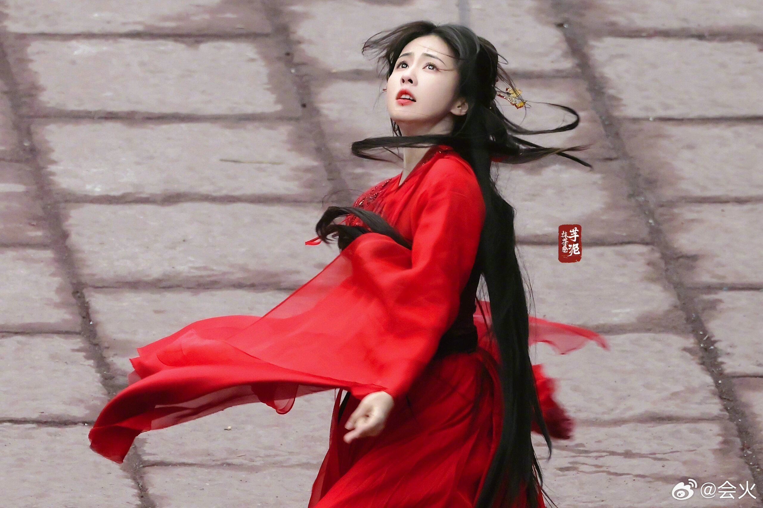 白鹿红衣造型再封神❗梦回《周生如故》崔时宜跳城楼😭