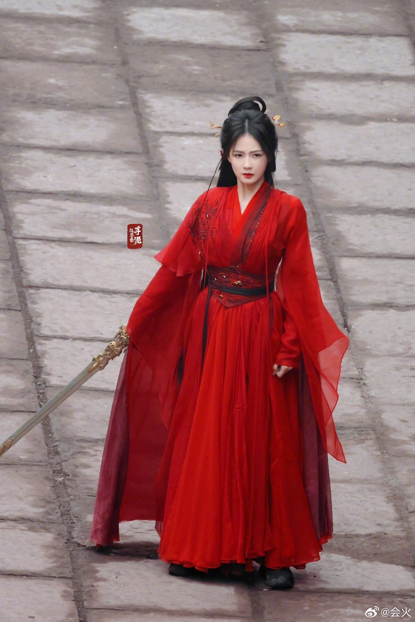 白鹿红衣造型再封神❗梦回《周生如故》崔时宜跳城楼😭