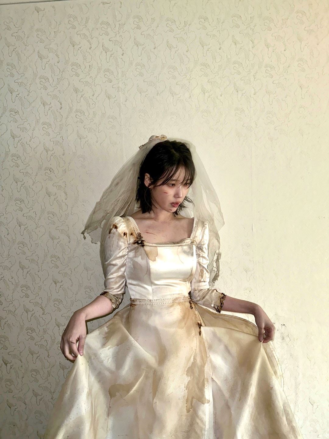 iu发布新歌《love wins all》幕后花絮照❗末日情侣互动好可爱💕