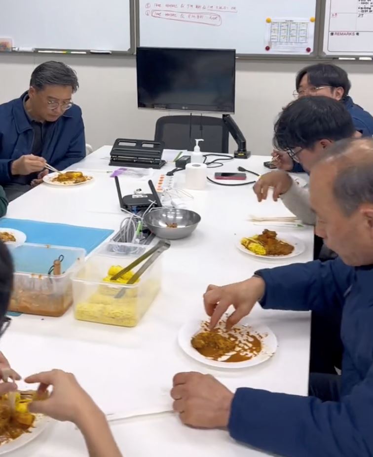 ramai tumpang gembira lihat reaksi warga korea makan roti jala kari ayam [video]