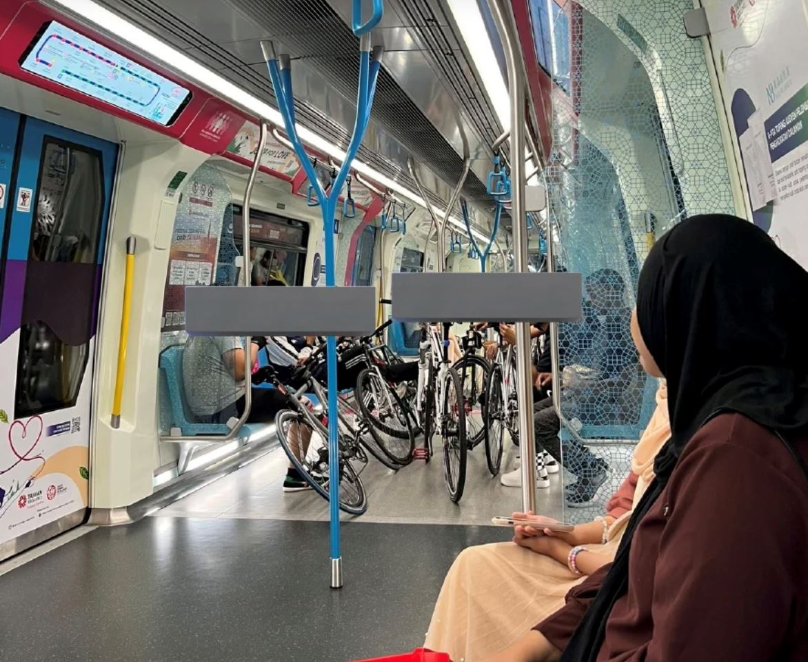 cyclists draw criticism for occupying seats & blocking pathway with bicycles in women's coach