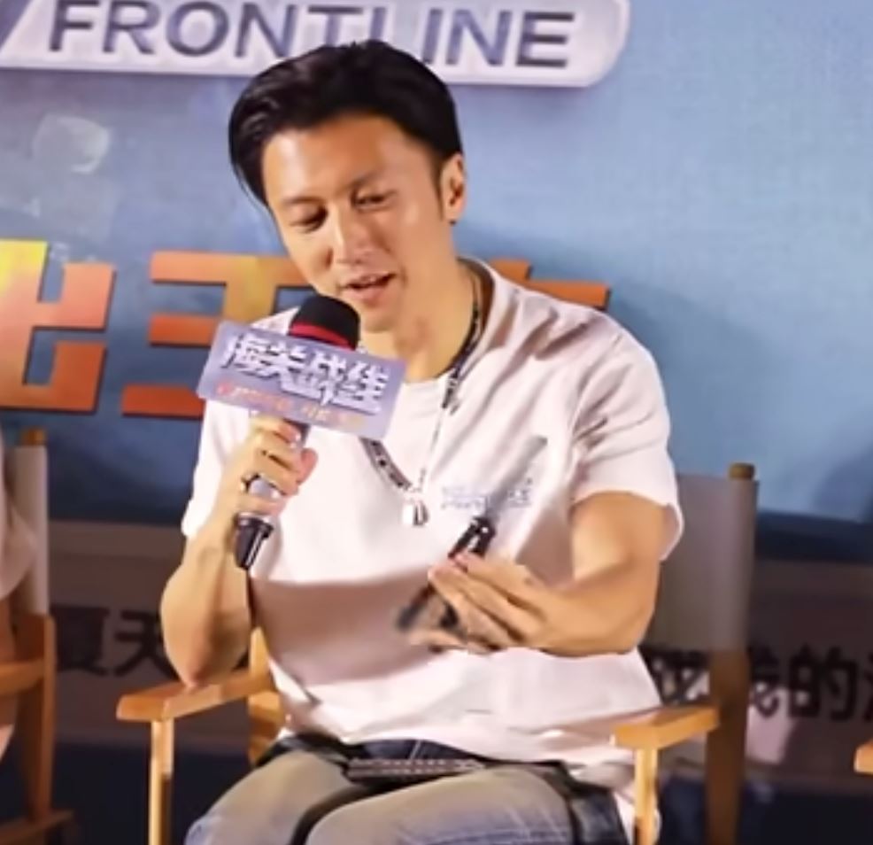 谢霆锋双手耍蝴蝶刀⚡️轻轻松松一整个帅住🔥