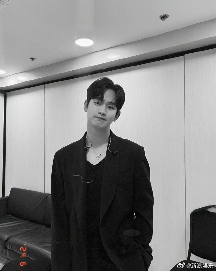 金秀贤莫非偷放闪❓秒删金智媛同款自拍照⚡️