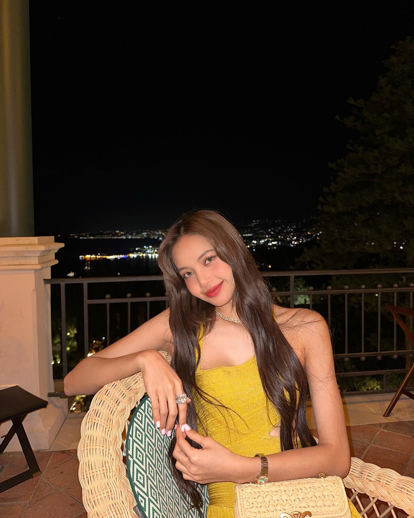 炸鸡老板娘神似lisa❗网友：想看俩人合体🔥