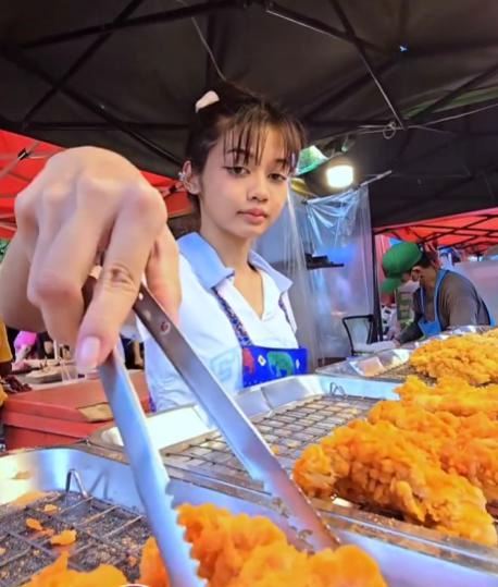 炸鸡老板娘神似lisa❗网友：想看俩人合体🔥