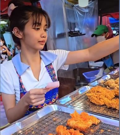 炸鸡老板娘神似lisa❗网友：想看俩人合体🔥