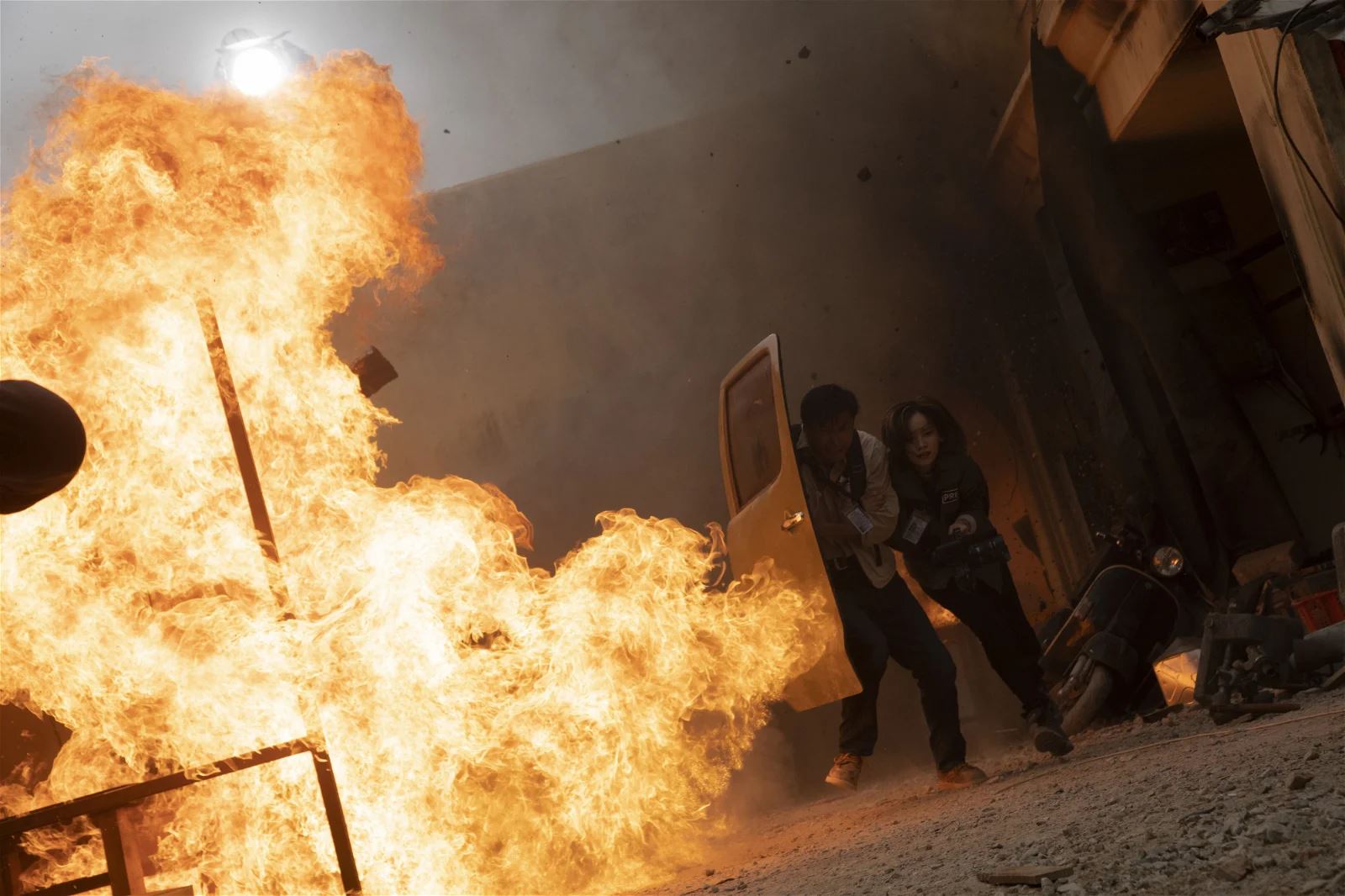 刘雅瑟拍《海关战线》出意外❗️ 化学品弹入眼睛😱