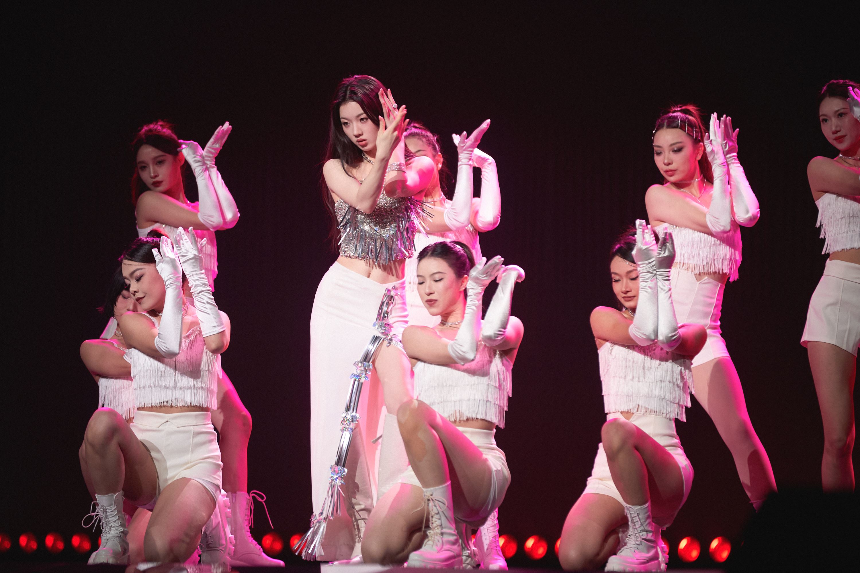 【视频】单依纯发新歌《纯妹妹》❗全开麦勇闯唱跳赛道🎤