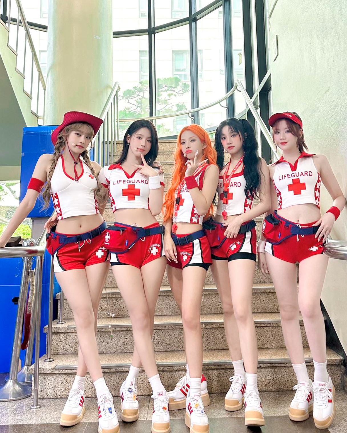 (g)i-dle打歌服再惹议！“胸前红十字”恐违规！