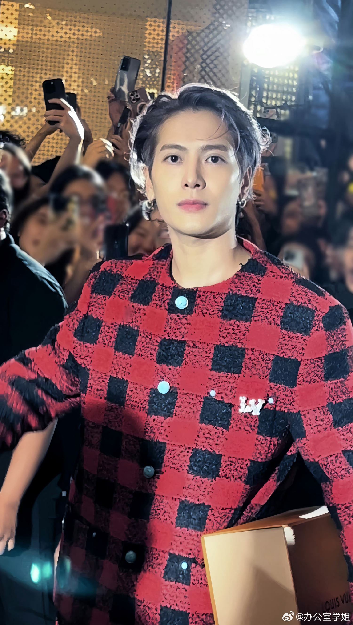 王嘉尔实力宠粉送包❗会在大马逗留至8月1日🔥