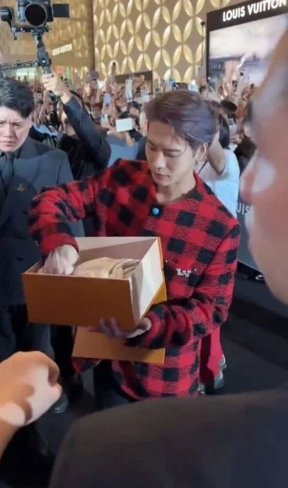 王嘉尔实力宠粉送包❗会在大马逗留至8月1日🔥