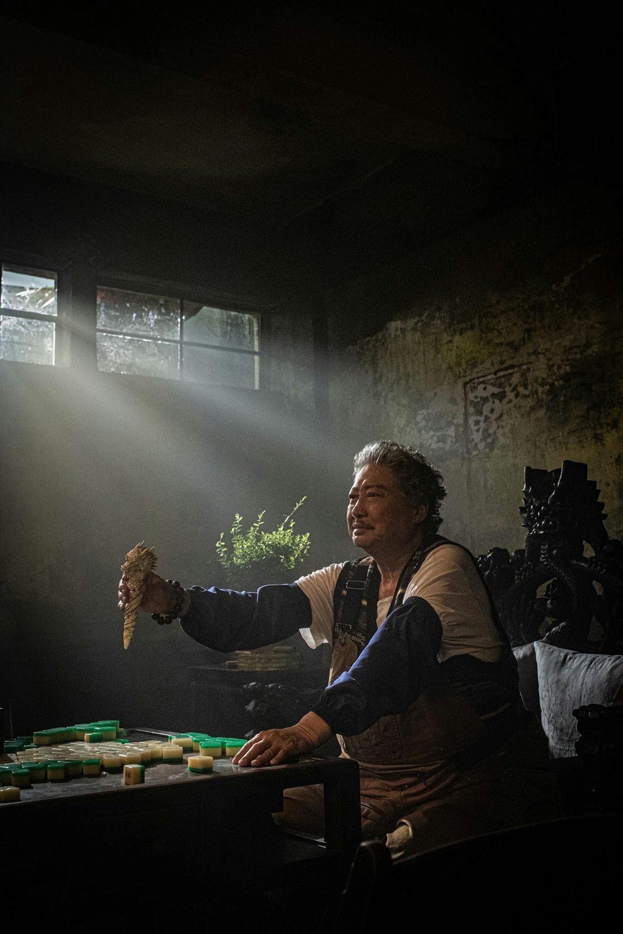 🎬电影《九龙城寨之围城》超前导解锁片段剧照❗大老板当时究竟将龙头棍交给谁👊