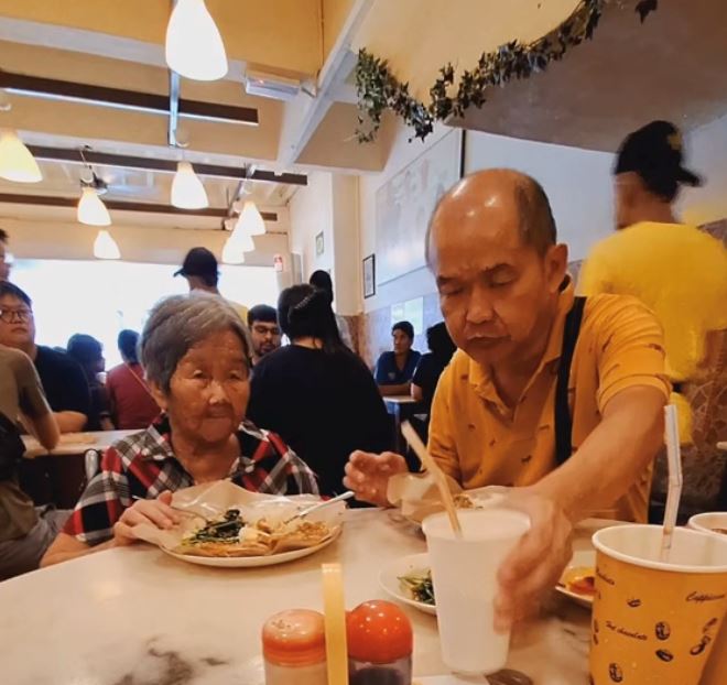 this man travels all the way from kl to bring his 85-year-old mother to her favourite restaurant!