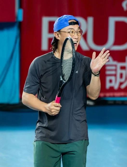 eason陈奕迅打网球中暑晕倒❗下巴撞地受伤缝30多针😱