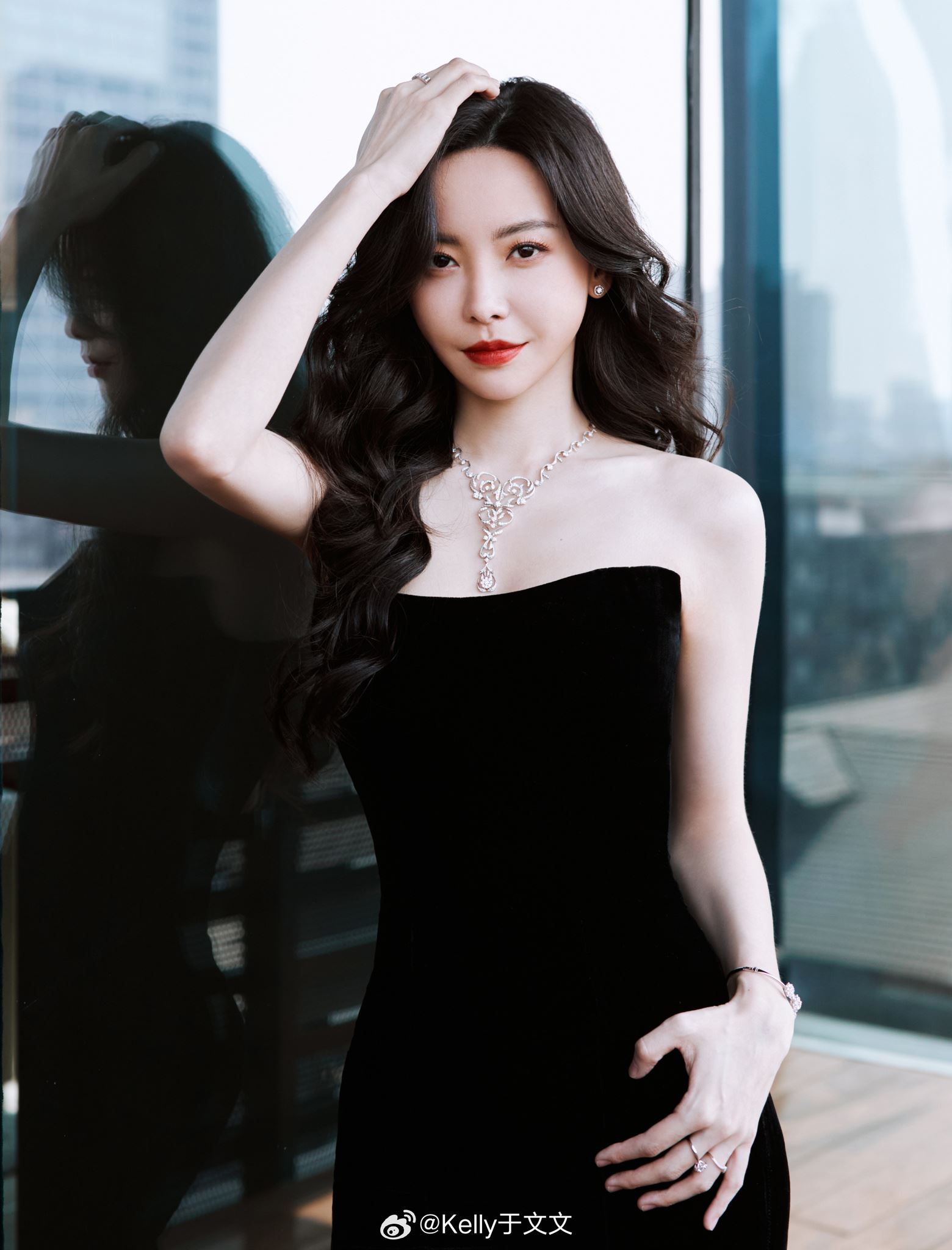 于文文新电影《绝密任务》生吃蚯蚓❗小心捏起一口咽下超勇敢😱