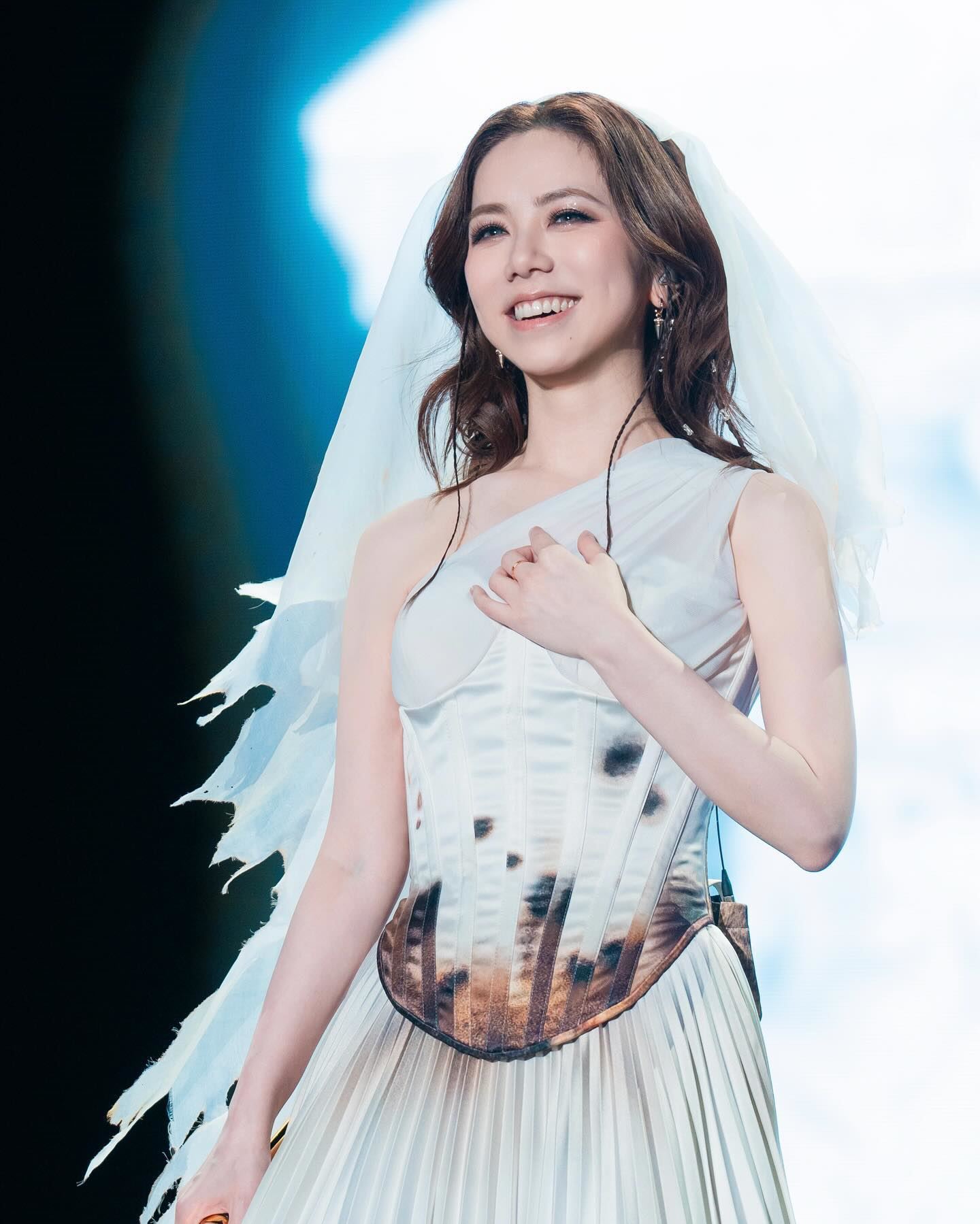 邓紫棋泪洒演唱会舞台❗再唱与李玟的合作曲《can't help falling in love》😭