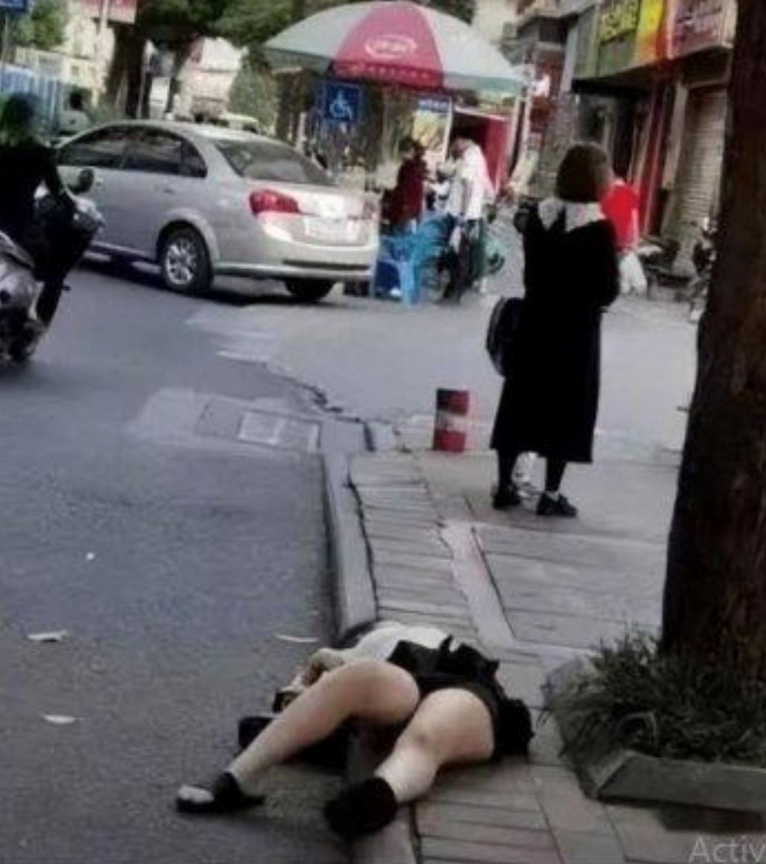 taknak kalah, wanita merajuk baring atas jalan lepas dia kantoi curang