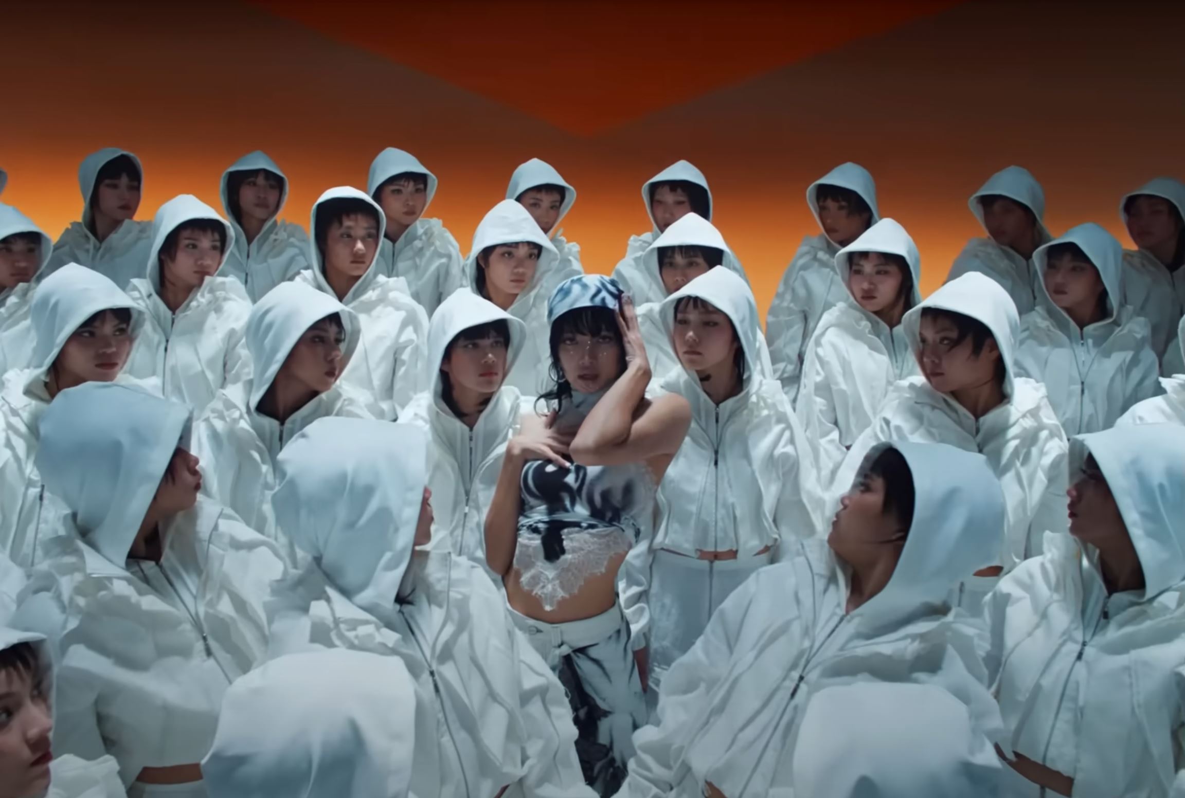 【视频】lisa新歌《rockstar》预告公开❗短短10秒展现了完全不同风格的她⚡️