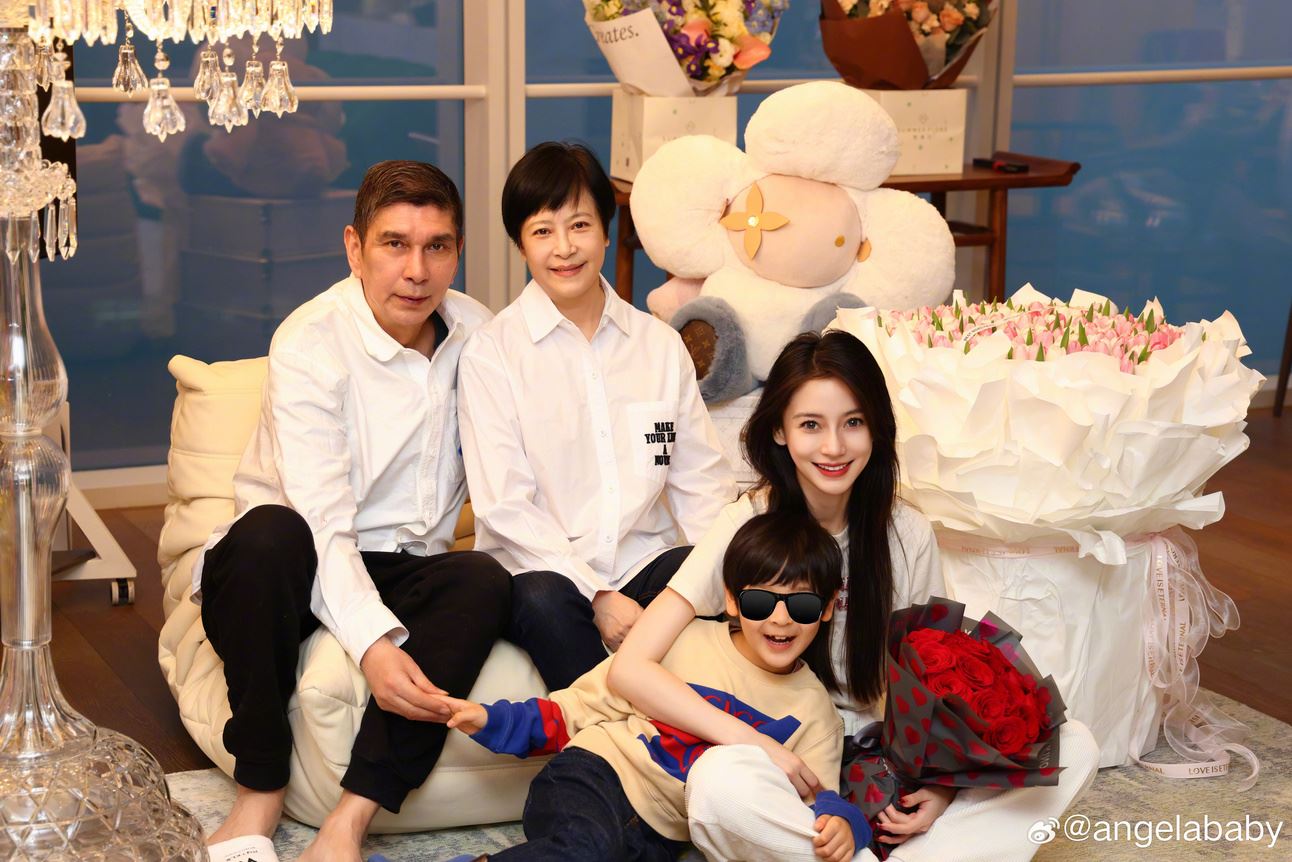 angelababy罕见晒全家福❗7岁儿子小海绵也有入镜🔥