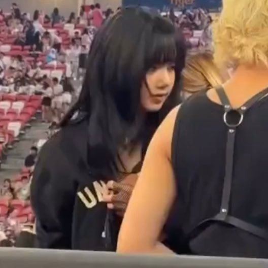 lisa现身taylor swift狮城巡演！引起粉丝轰动！