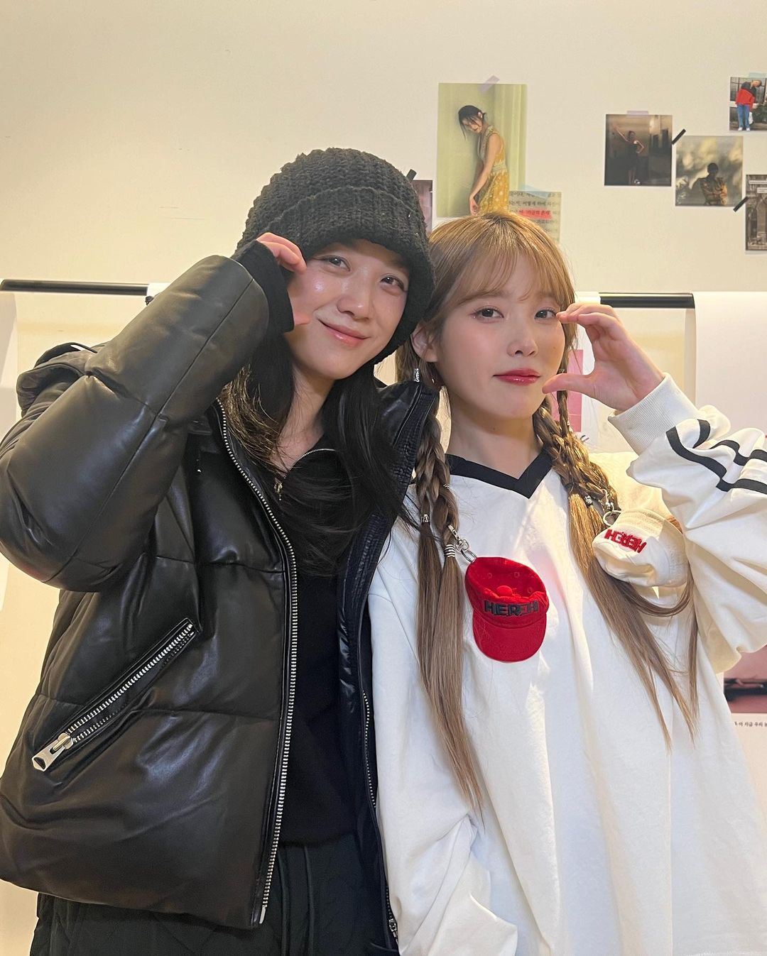 汤唯现身iu首尔场演唱会❗两位女神后台贴贴合照❤️