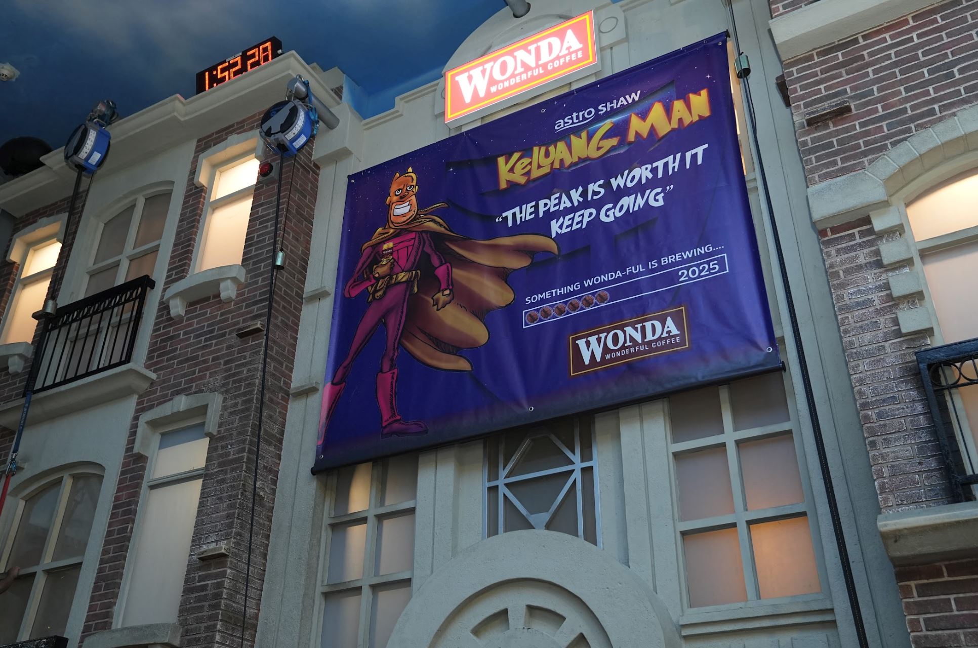 ini logo rasmi filem keluang man! zon wall climbing juga diperkenalkan di kidzania