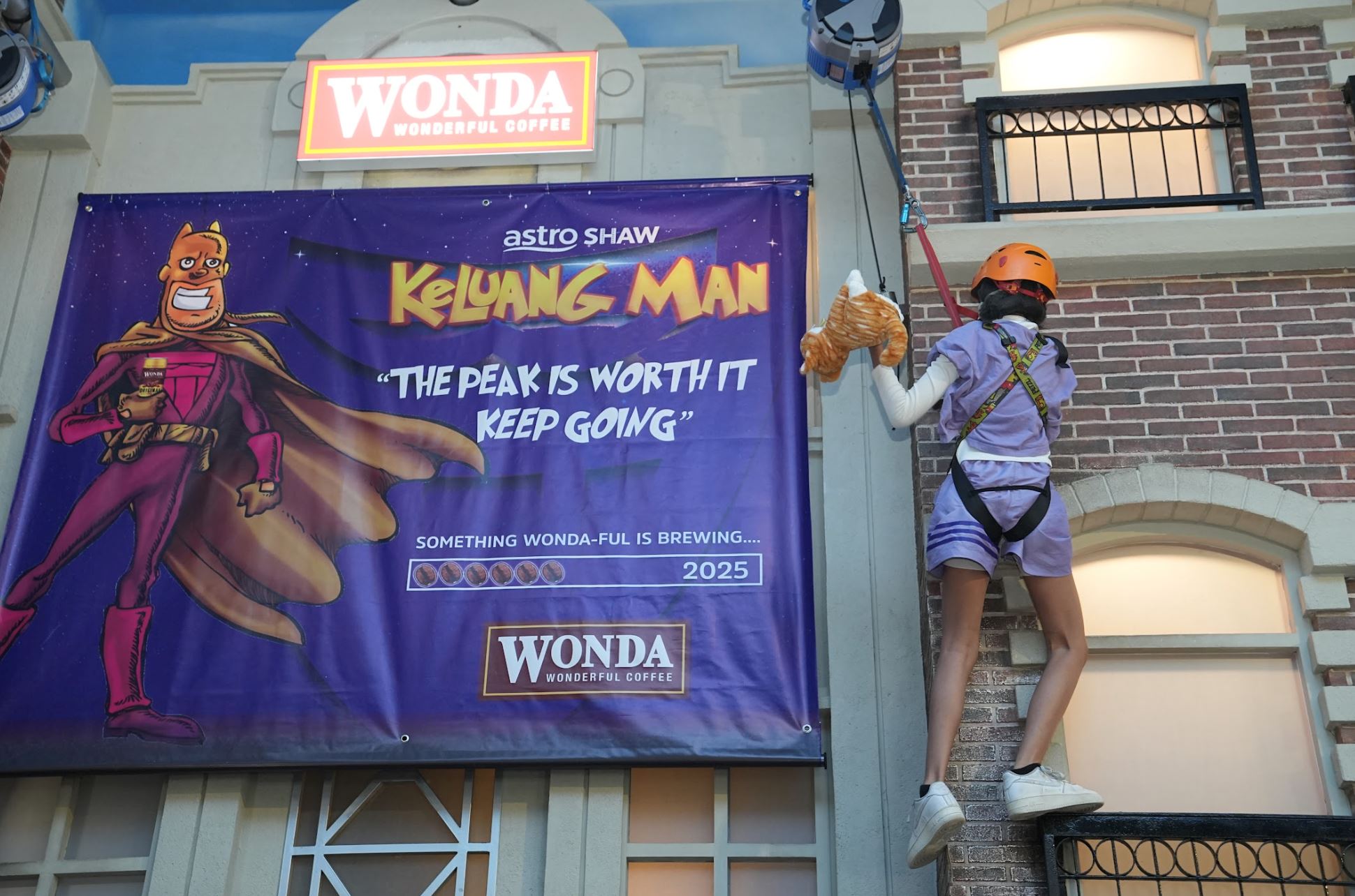 ini logo rasmi filem keluang man! zon wall climbing juga diperkenalkan di kidzania