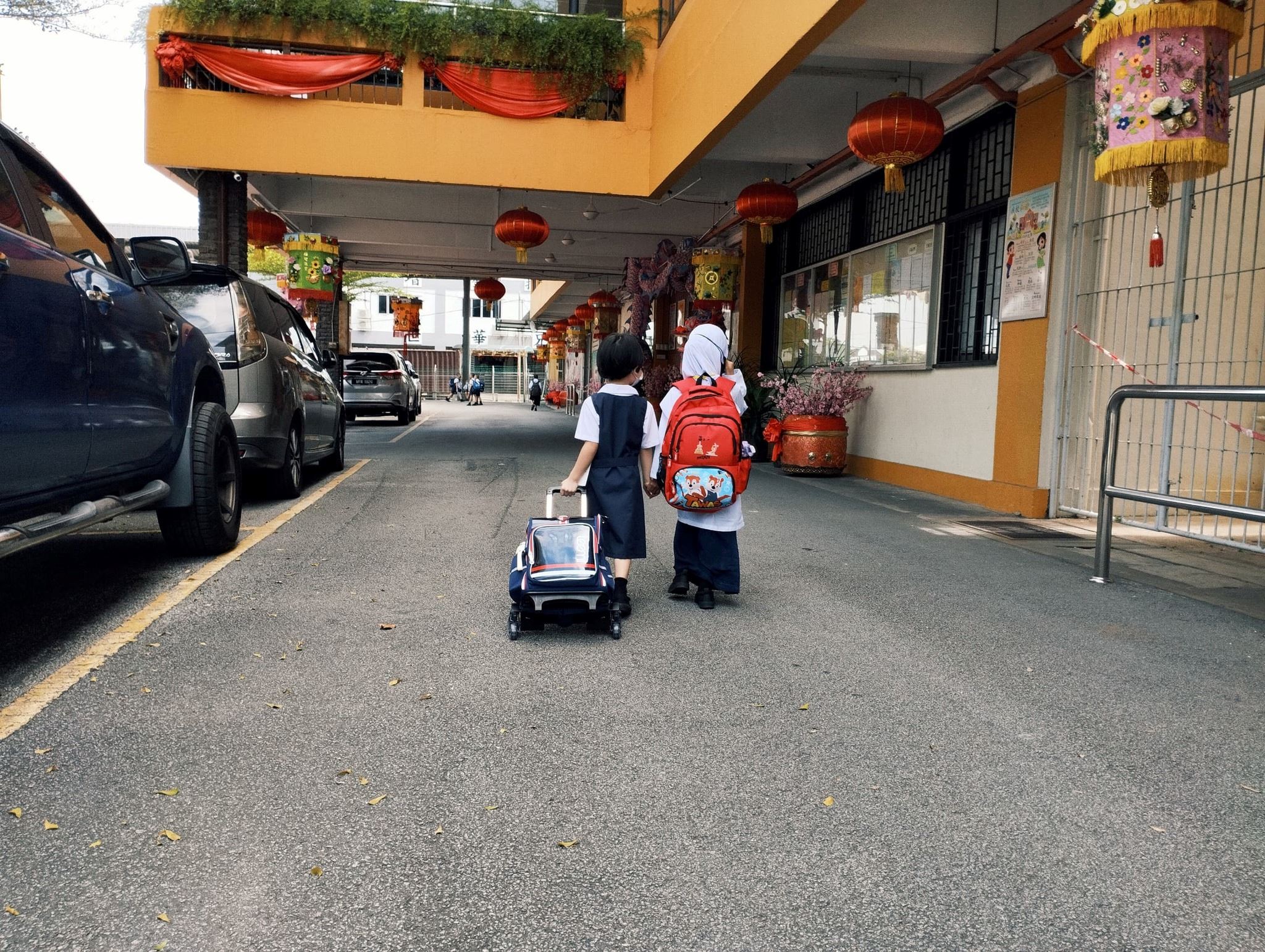 heartwarming moment! chinese & malay students walk into school holding hands on first day