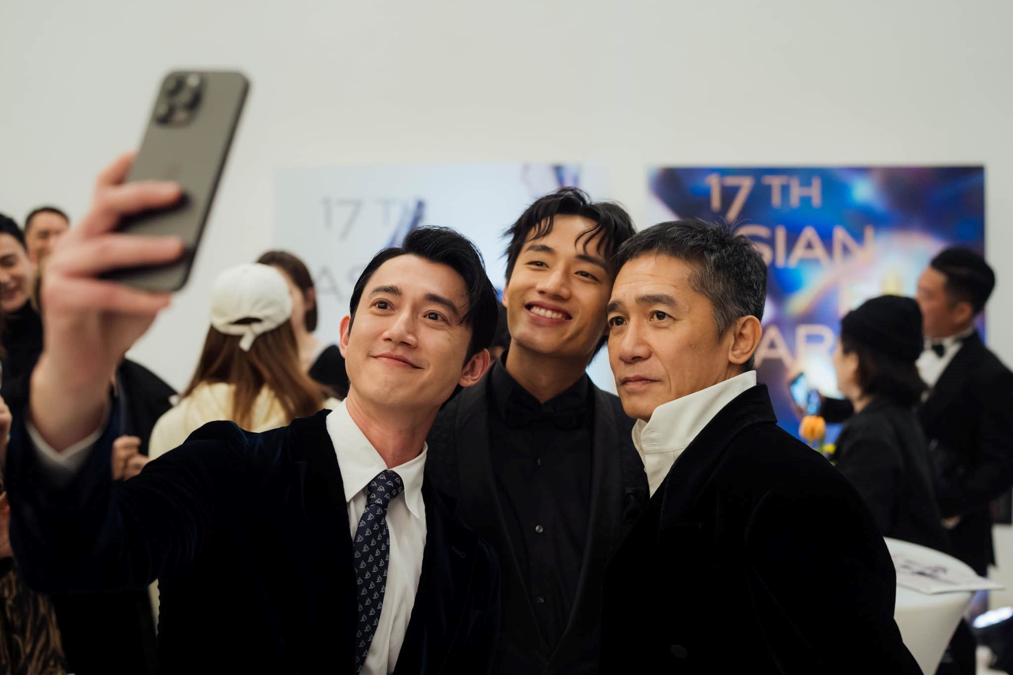 陈泽耀、梁朝伟同框合照❗称现在想起嘴角还是会不自觉地上扬