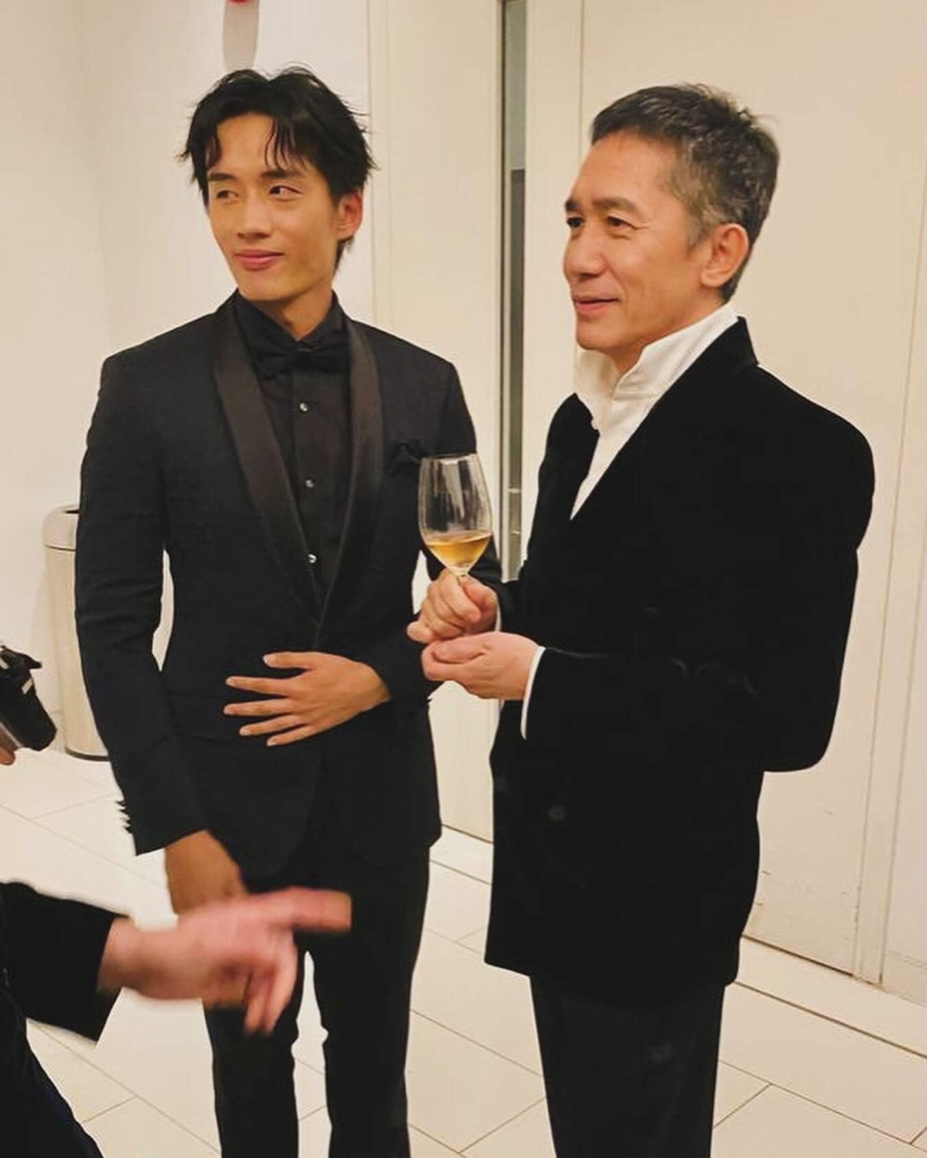 陈泽耀、梁朝伟同框合照❗称现在想起嘴角还是会不自觉地上扬