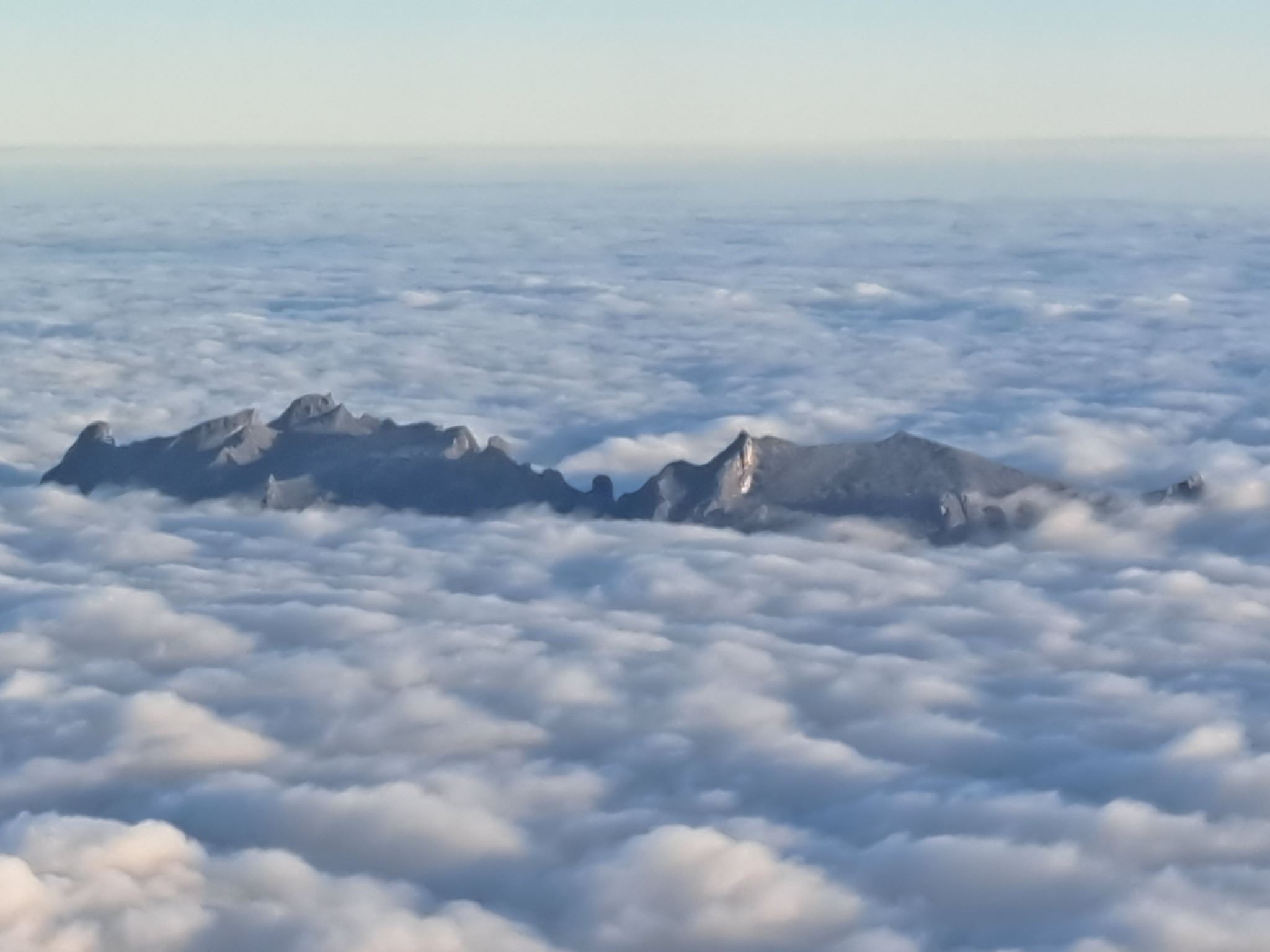 australian traveler astonishes m’sians with stunning photos of mount kinabalu emerging from the clouds