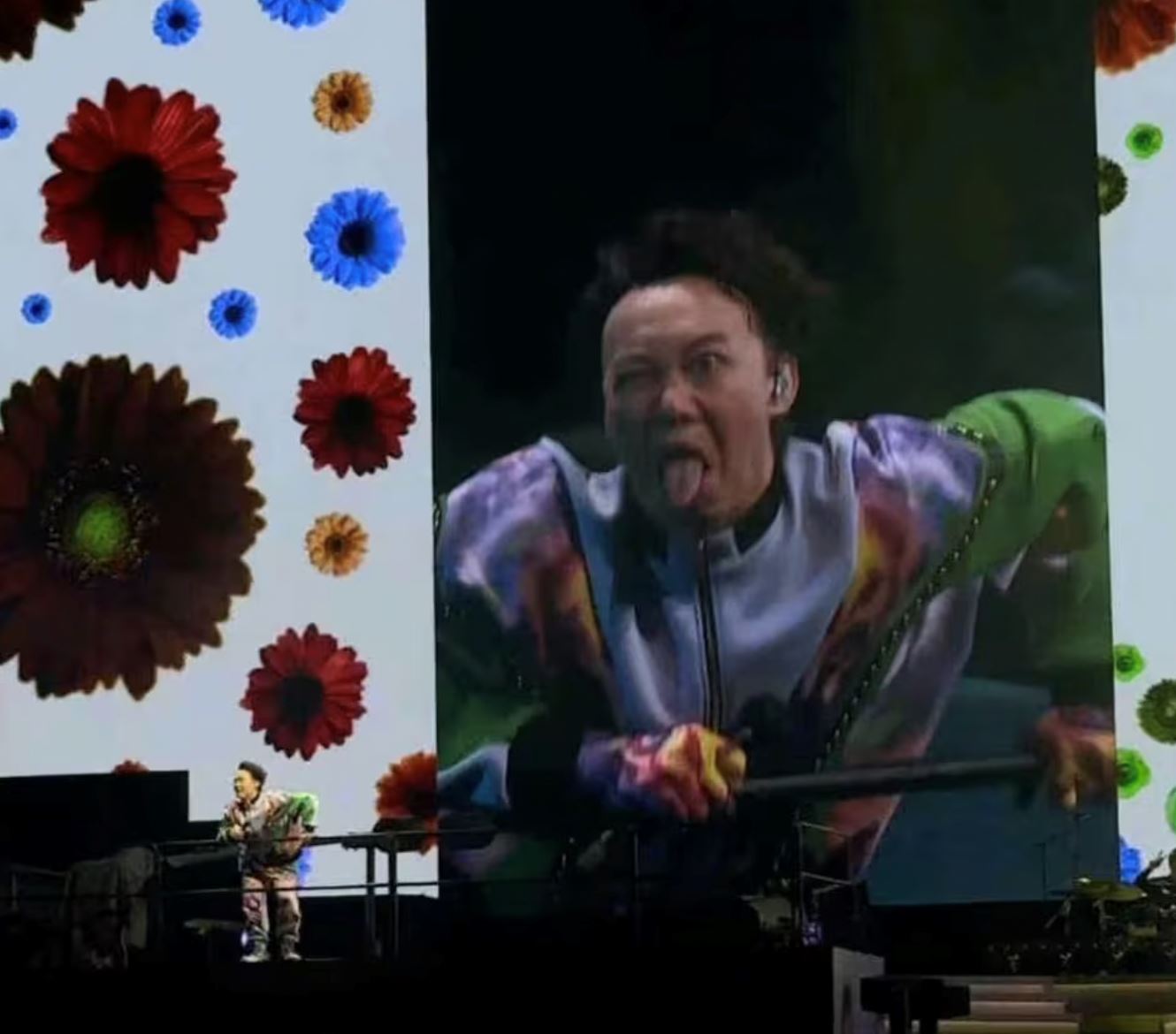 fans share hilarious photos of eason chan from his concerts, spreading moments of happiness online!