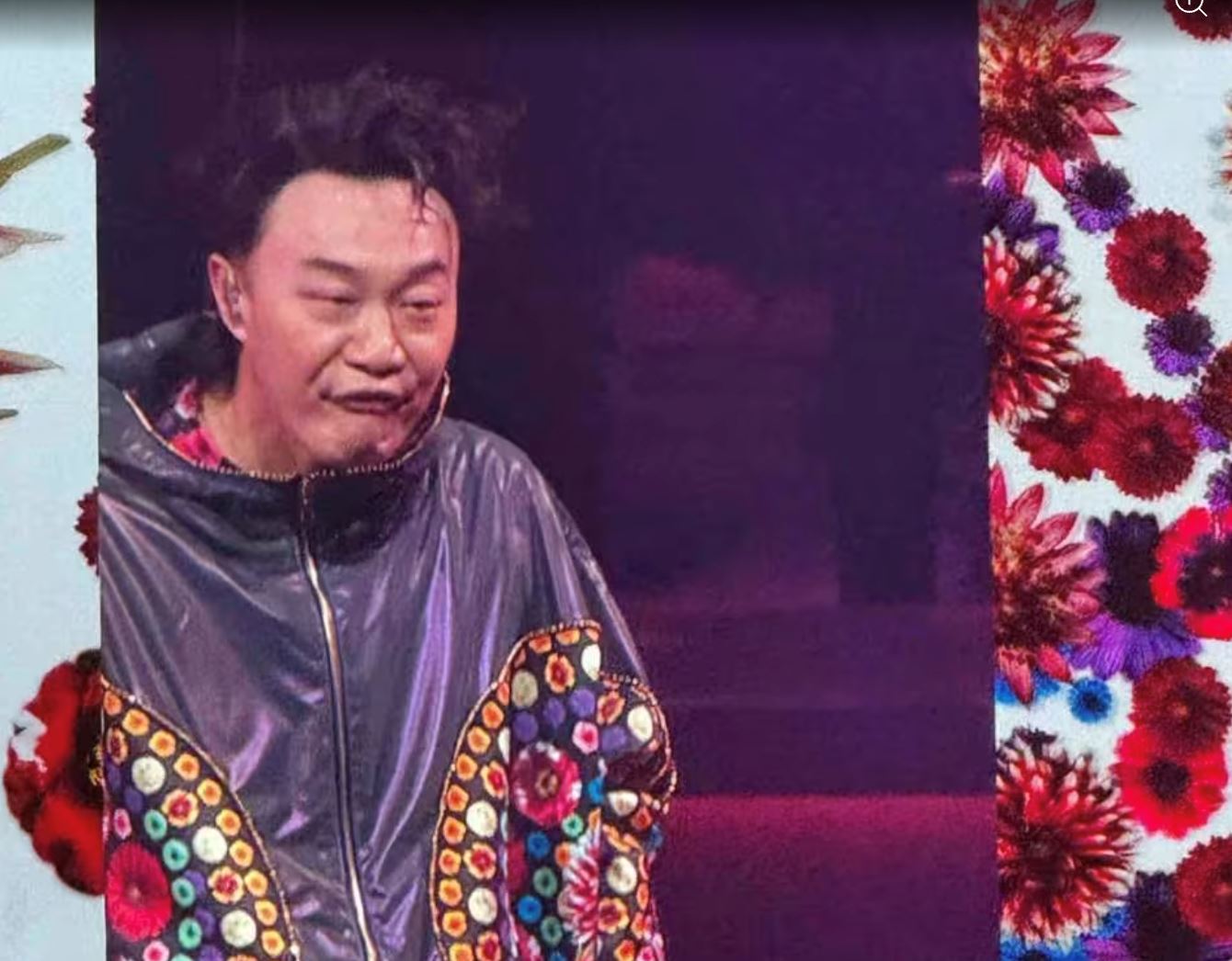 fans share hilarious photos of eason chan from his concerts, spreading moments of happiness online!