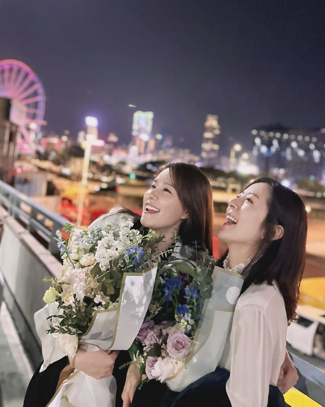 黄翠如、萧正楠、唐诗咏在停车场听五月天演唱会❗一起隔空合唱《突然好想你》💗