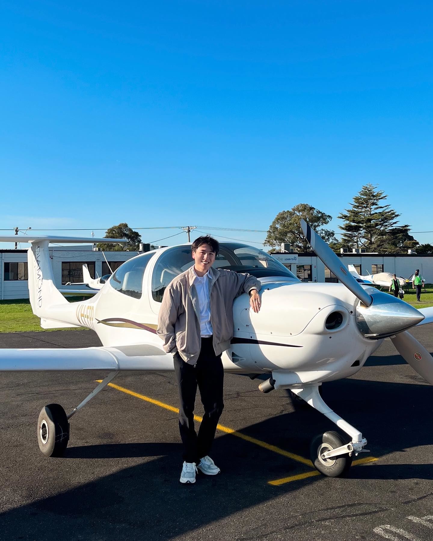 🇭🇰汤洛雯混血表弟李子熙好有型❗考获飞机师牌获赞似“cool魔”✈️