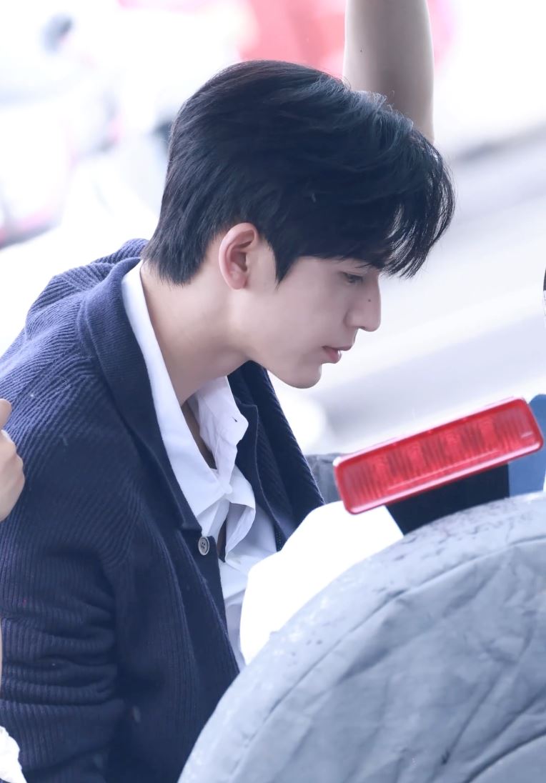 张凌赫「后备箱咚」式补妆❗这个姿势太犯规啦🤩