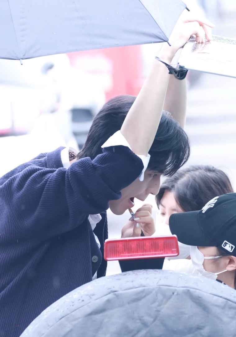 张凌赫「后备箱咚」式补妆❗这个姿势太犯规啦🤩