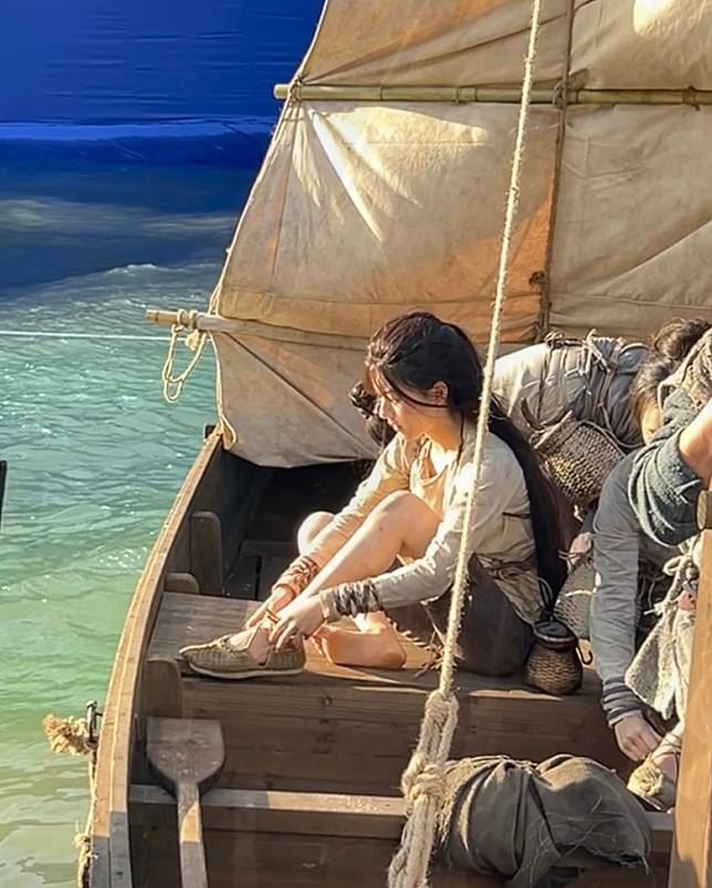 赵露思拍《珠帘玉幕》受伤❗下水时腿撞到礁石😱