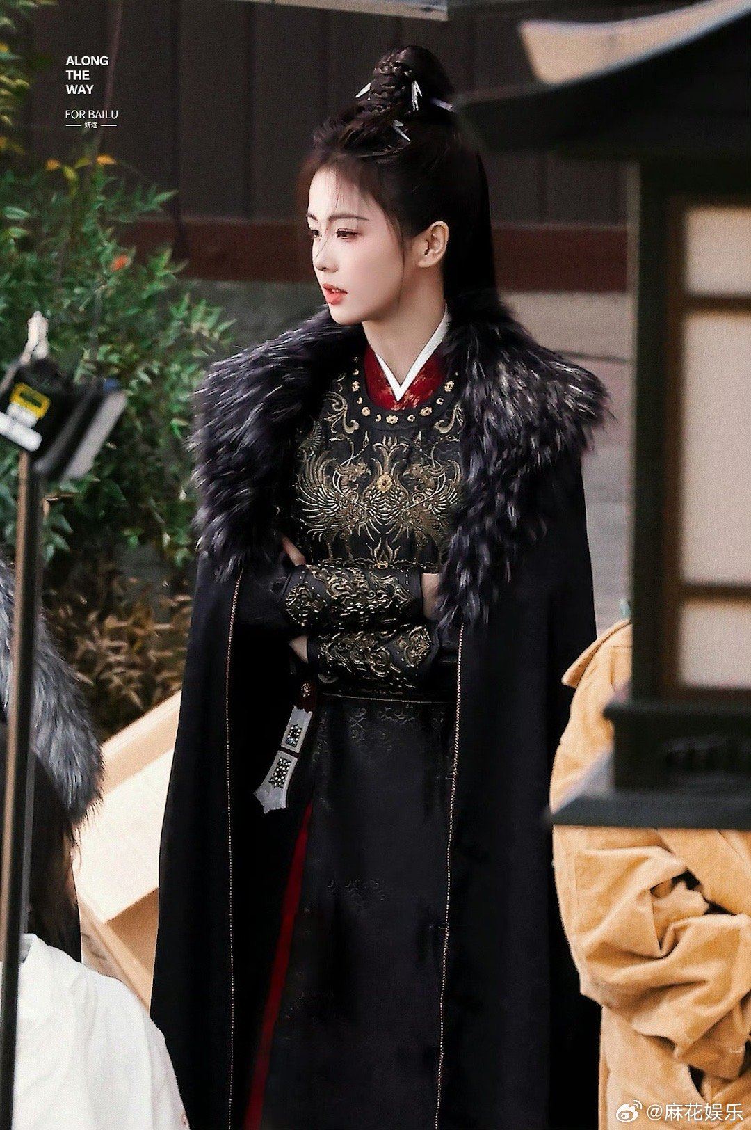 白鹿《唐宫奇案》妆造抢先看❗高马尾搭黑色毛领披风超飒😍