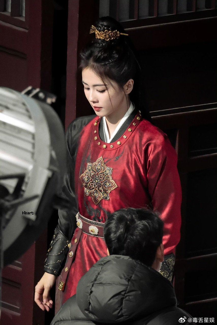 白鹿《唐宫奇案》妆造抢先看❗高马尾搭黑色毛领披风超飒😍