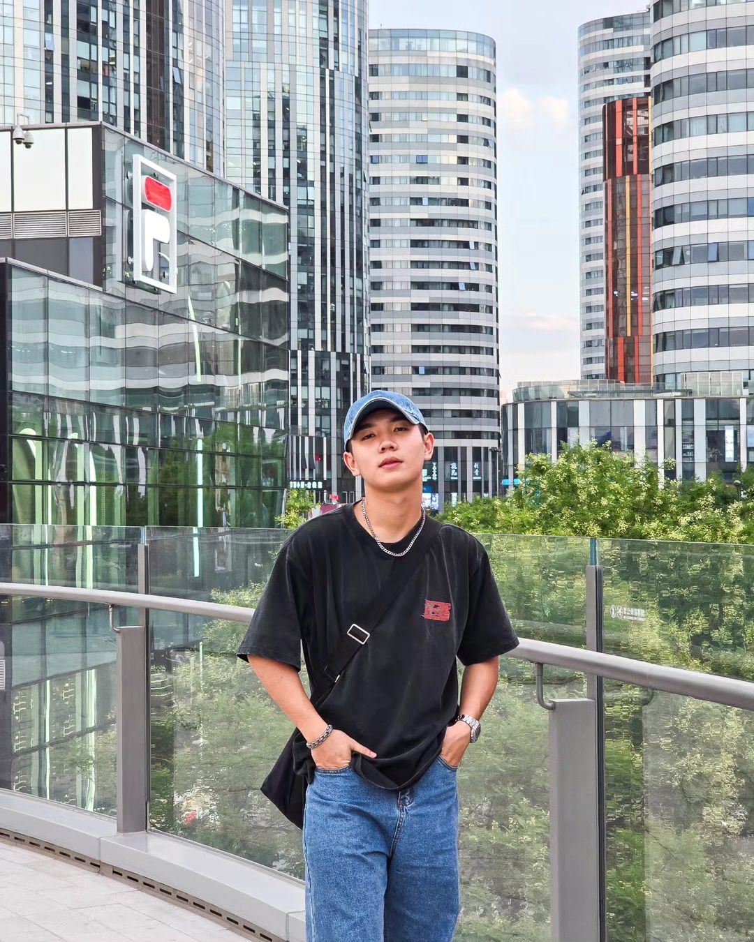 常乐开特斯拉去墓地❗画面侦测周围有车😱