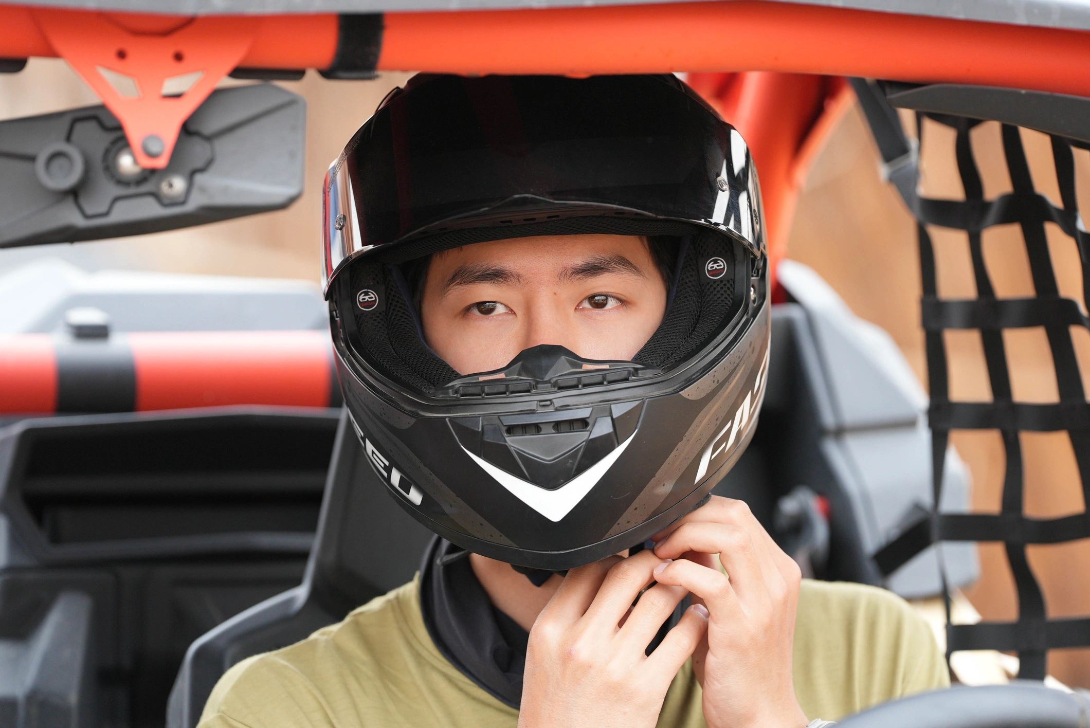 【视频】王一博沙漠探险❗驾越野车意外翻车😱