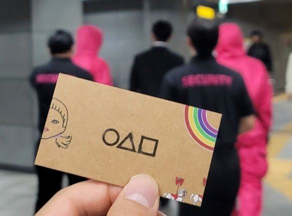 🇰🇷韩国地铁站惊现西装男❗随机抓人拍画片🦑